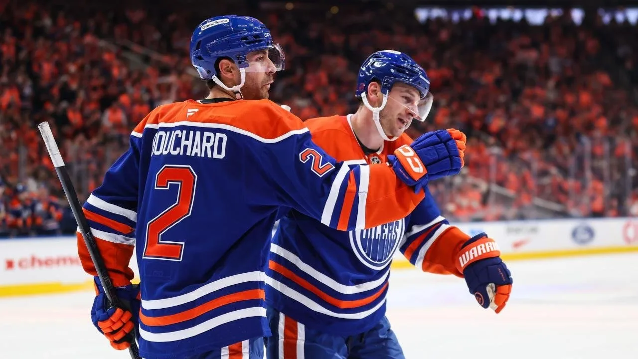 Evan Bouchard, sezon açılışında üç gole ulaşarak 1980'den beri bir NHL defansmanından gelen ilk hatt