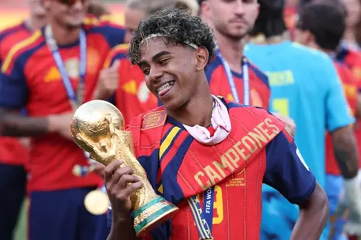 Lamine Yamal with the World Cup after Spain beat Argentina