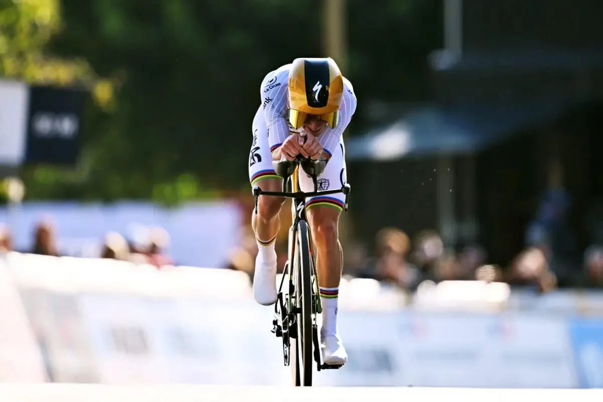 T-Rex Kolları ve Kalın Bacakları: Remco Evenepoel Nasıl "Aero Mermi"ye Dönüştü