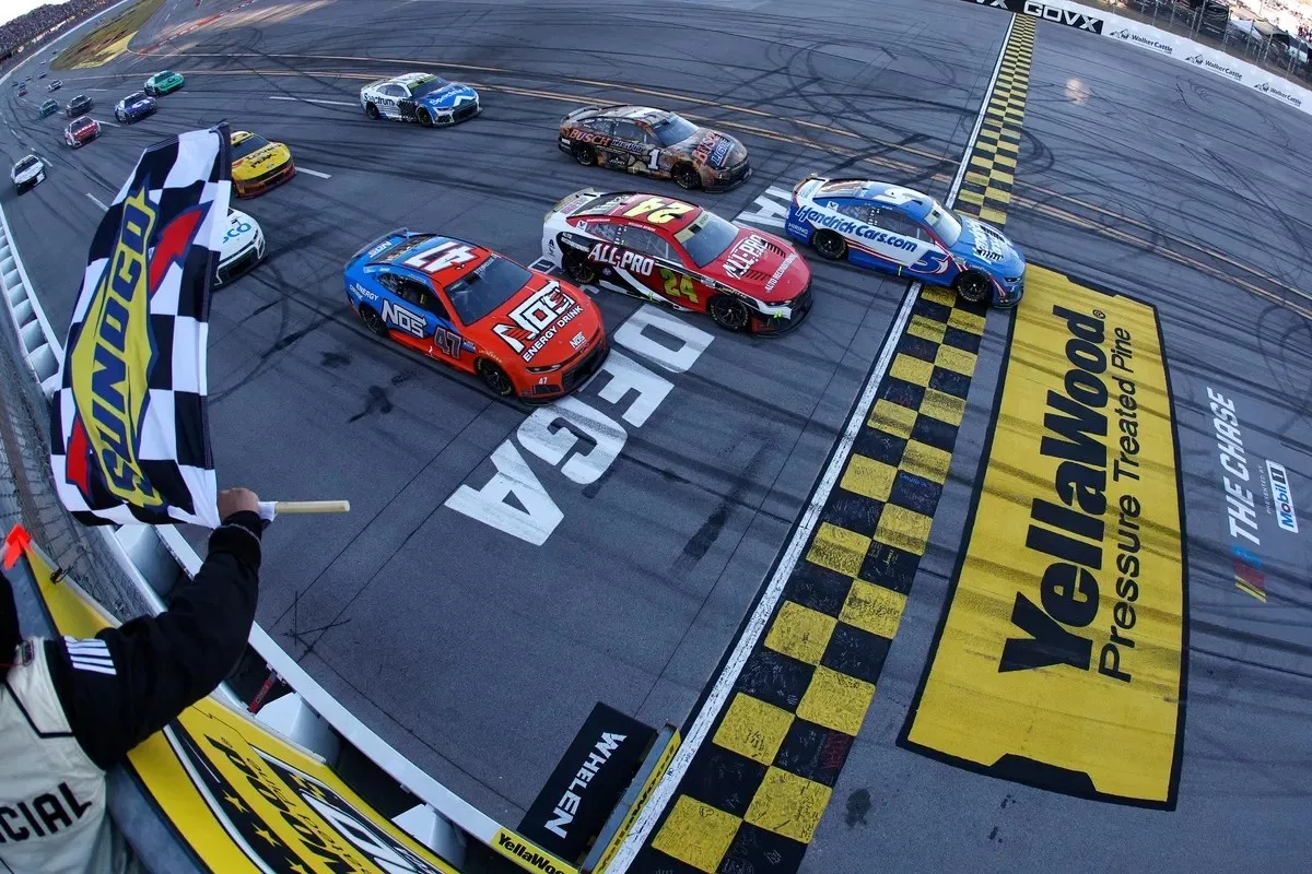 Kyle Larson wins, No. 5 Hendrick Motorsports Chevrolet