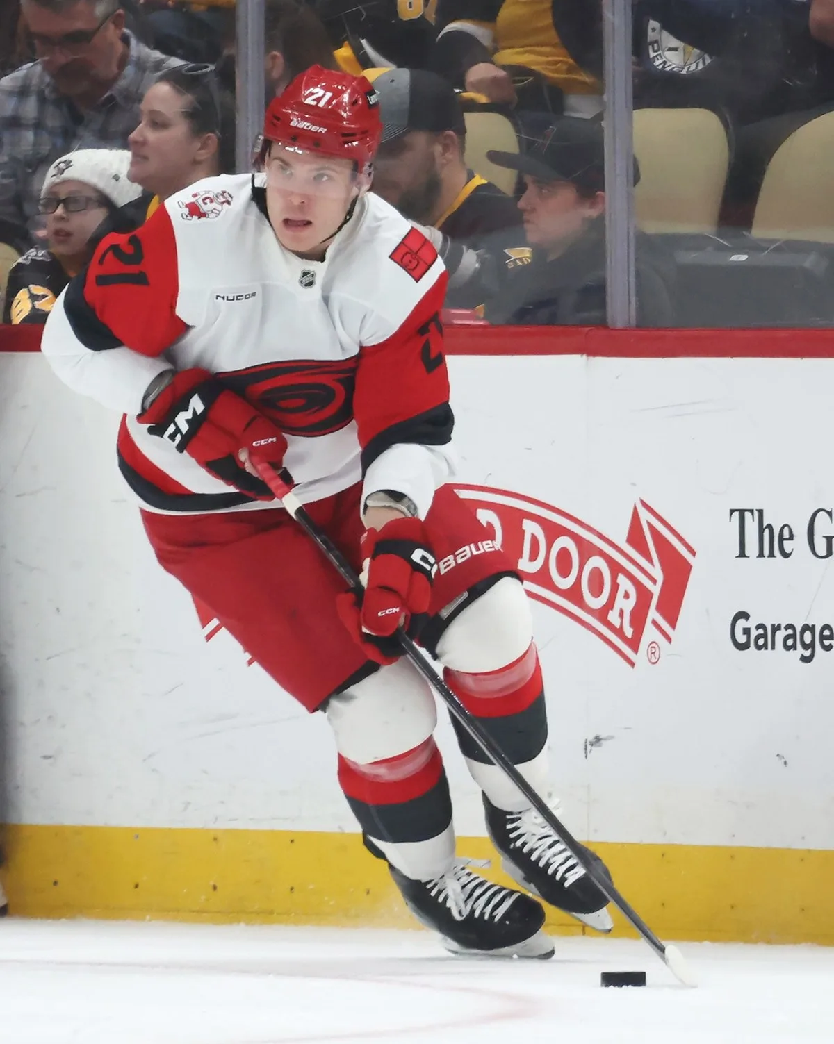 Hurricanes, Alexander Nikishin ile Anlaşmayı Yeniden Canlandırdı; Bir Yıllık Sözleşme İmzaladı