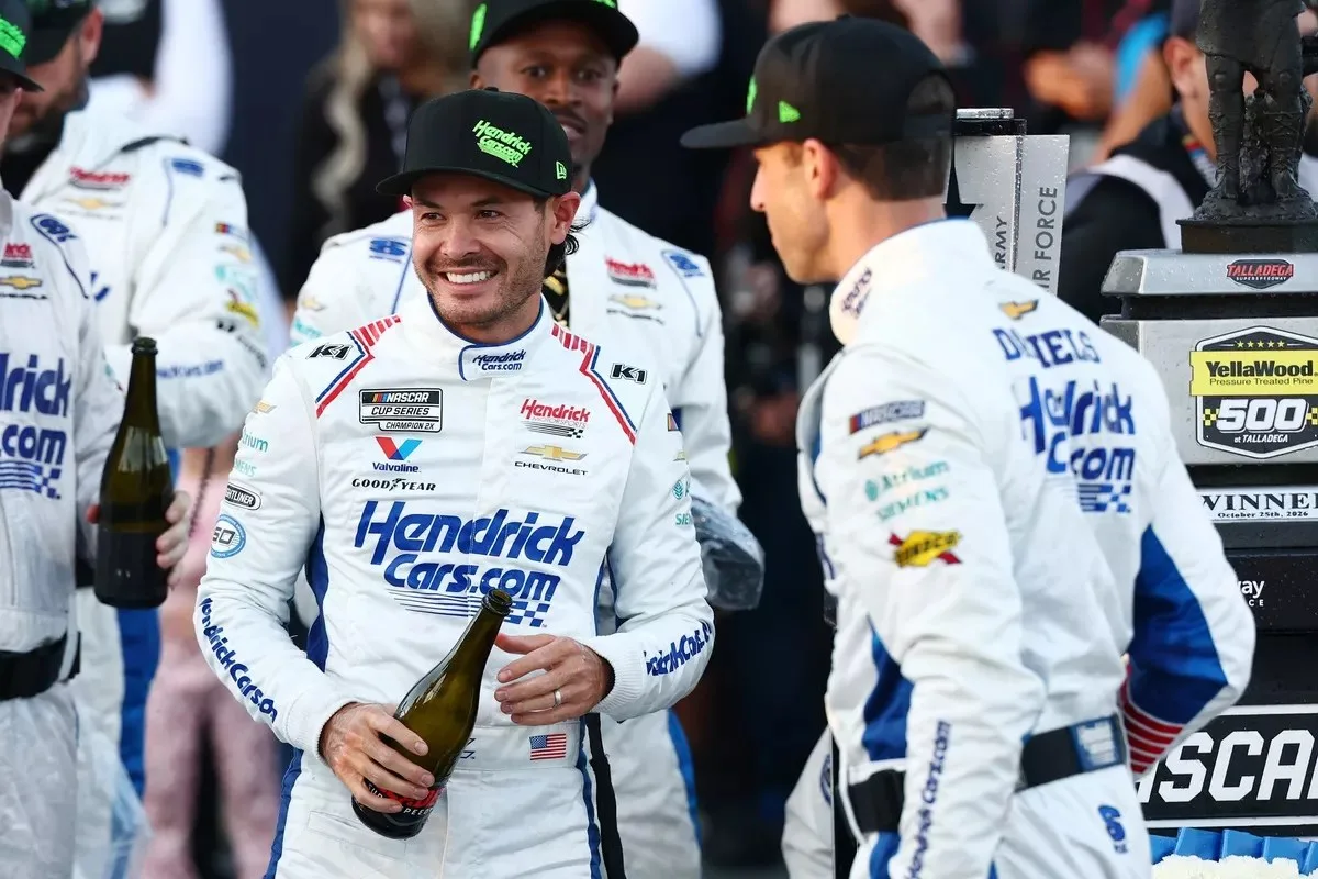 Kyle Larson celebrates with team in Victory Lane, No. 5 Hendrick Motorsports Chevrolet