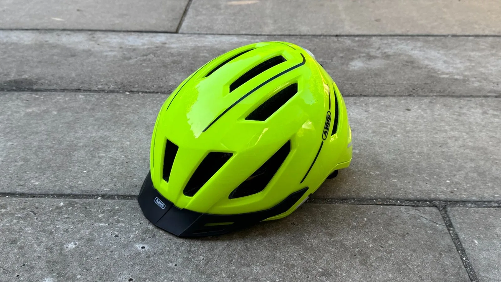 This e-bike all-rounder comes with plenty of protection, good venting, and an in-built rain cover