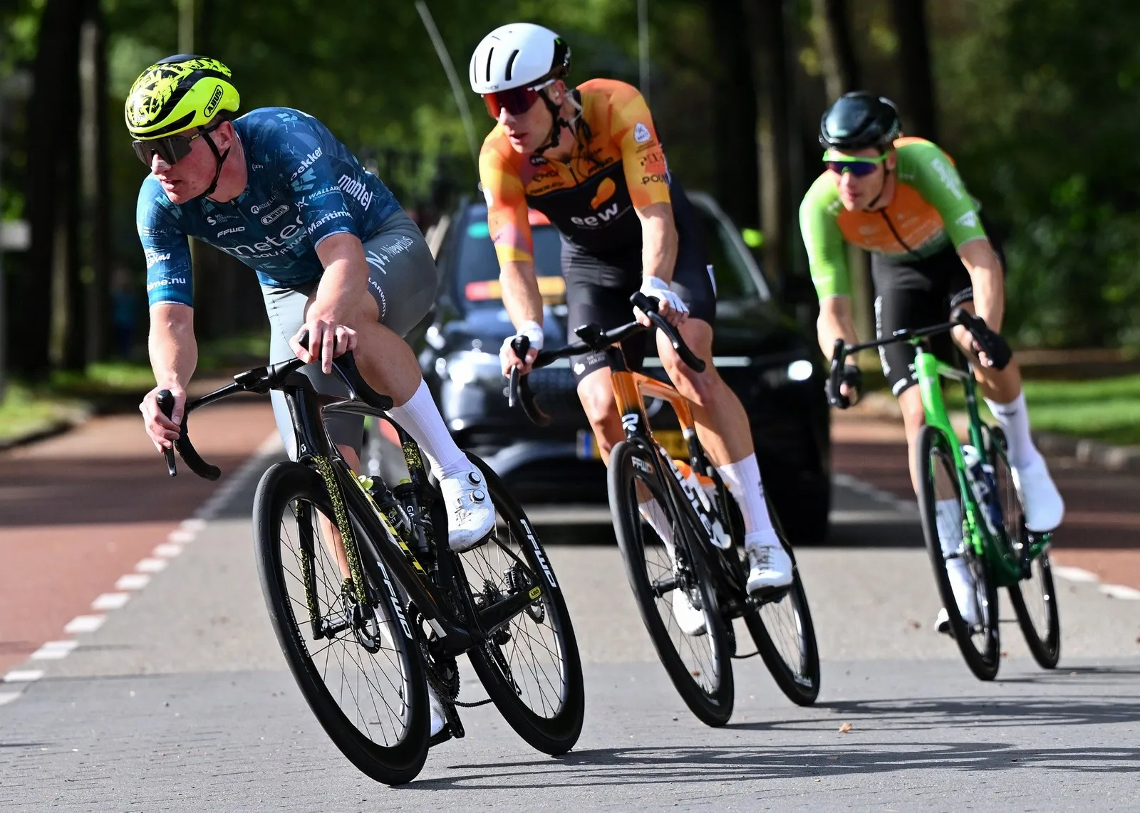 Motorbike marshal managed to usher non-race vehicle off the route just before passage of breakaway at Eneco Tour