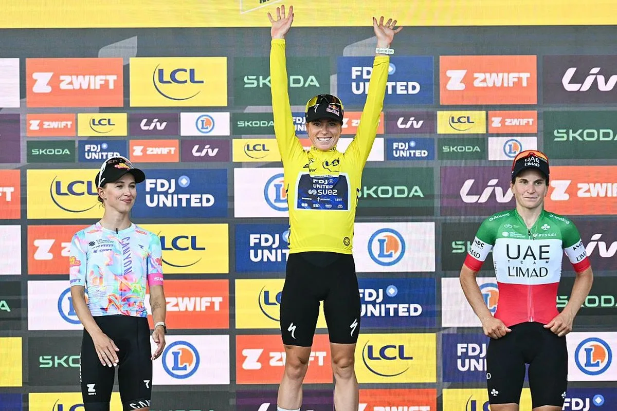 (FROM L) Second place Canyon//SRAM zondacrypto's Polish rider Katarzyna Niewiadoma, winner FDJ-SUEZ's Dutch rider Demi Vollering and third place UAE Team ADQ's Italian rider Elisa Longo Borghini celebrate on the podium at the end of the 9th and final stage of the fifth edition of the Women's Tour de France cycling race, 99.2 km from Nice to Nice, southeastern France on August 9, 2026. (Photo by NICOLAS TUCAT / AFP)