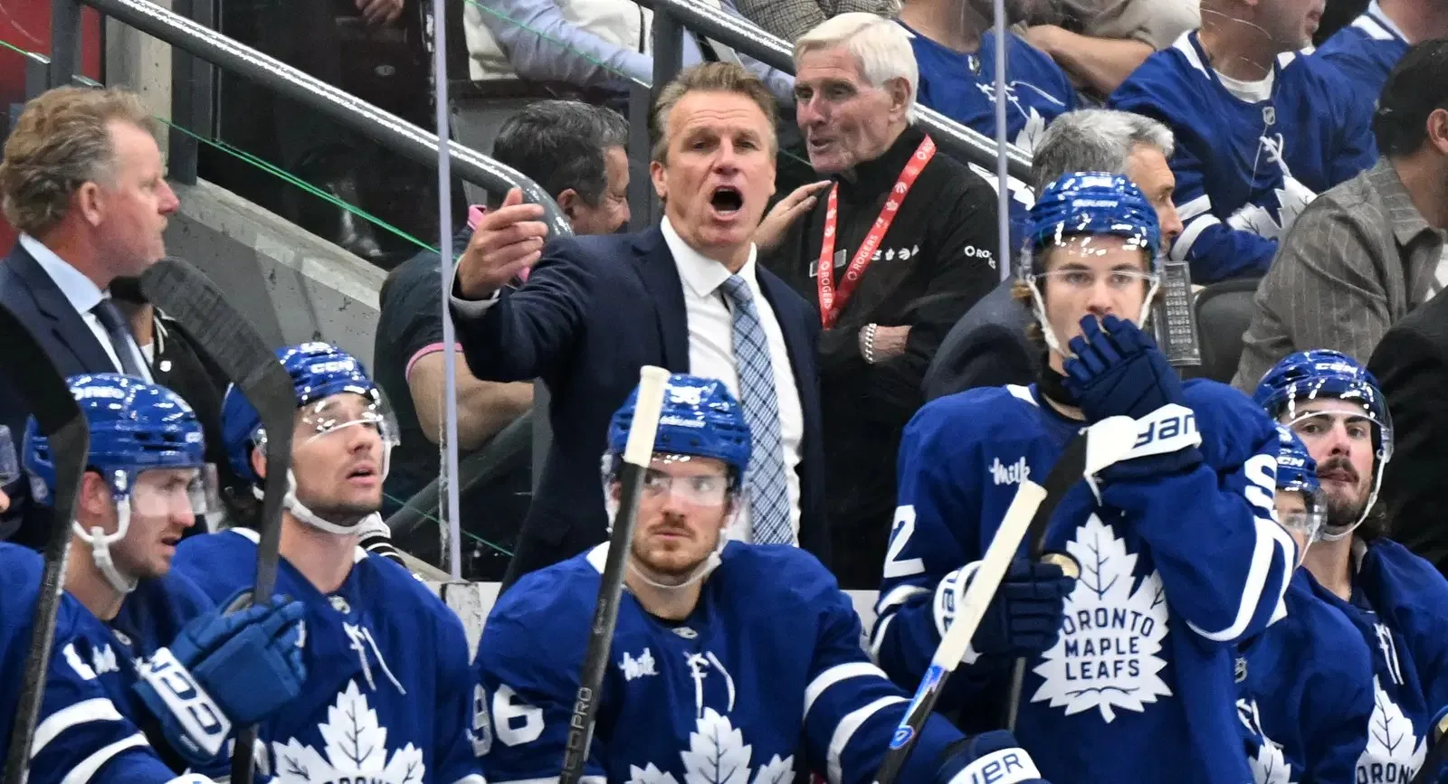 Toronto Maple Leafs'ın baş koçu Jim Hiller, 5-4 uzatmalık kaybin ikinci yarısında rookie Gavin McKenna'yı yaklaşık maçın yarısı için kadrodan çıkarmasının nedenini açıklıyor.