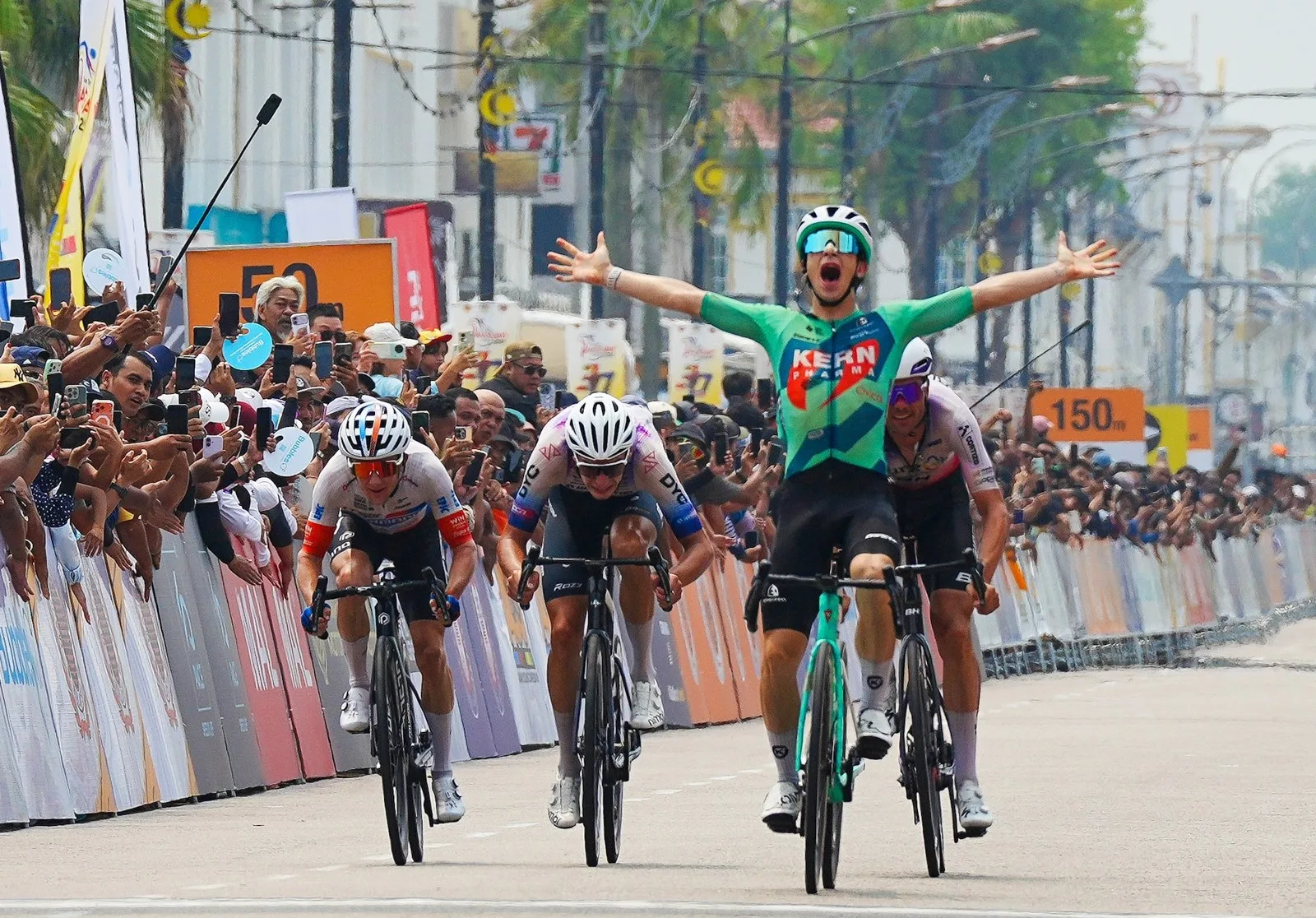 Kern Pharma rider clinches victory as break of four holds off charging sprint teams 