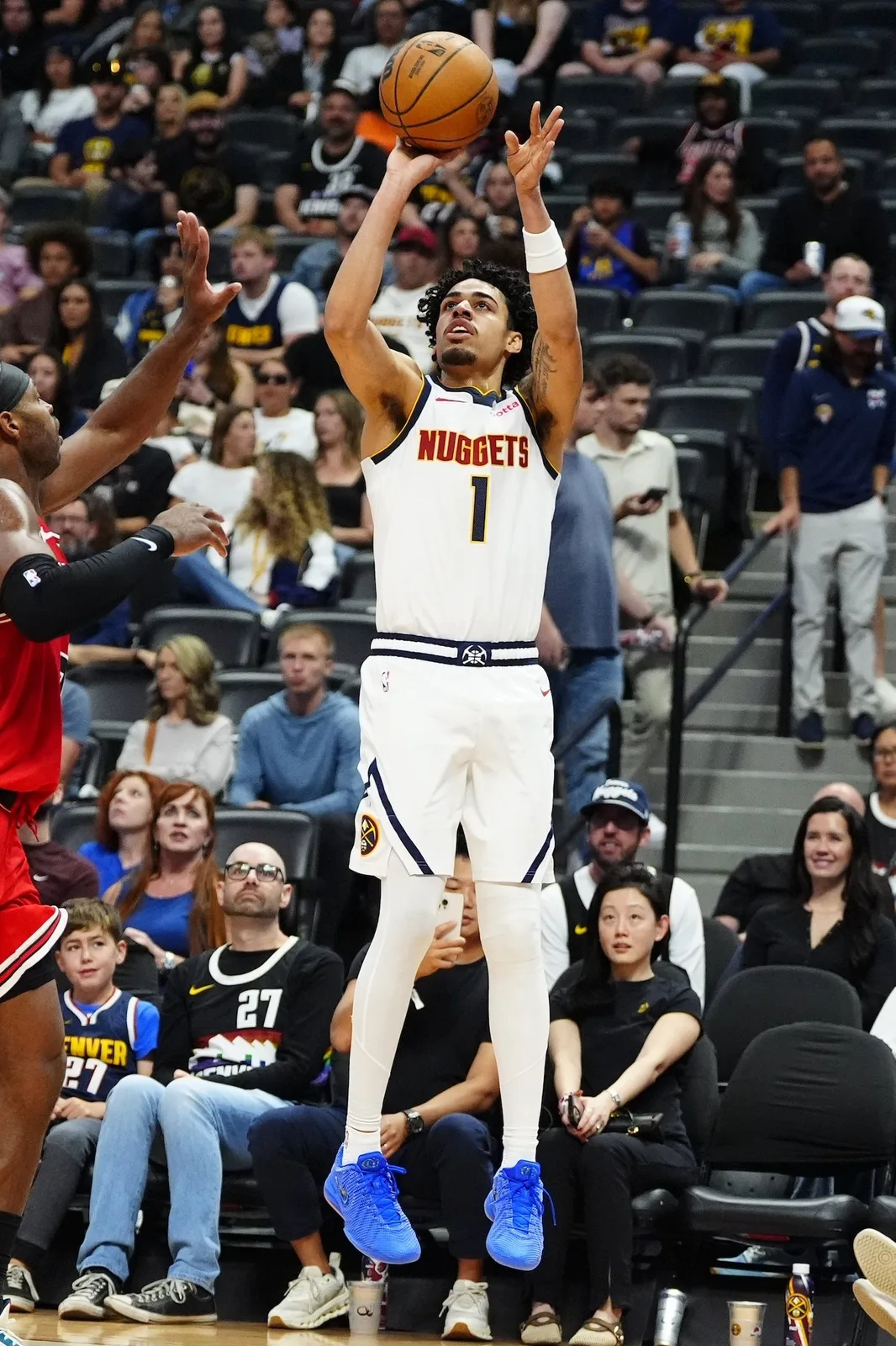 Nuggets' Julian Strawther En Altı Hafta Süreyle Diz Burkulmasından Dolayı Saha Dışında