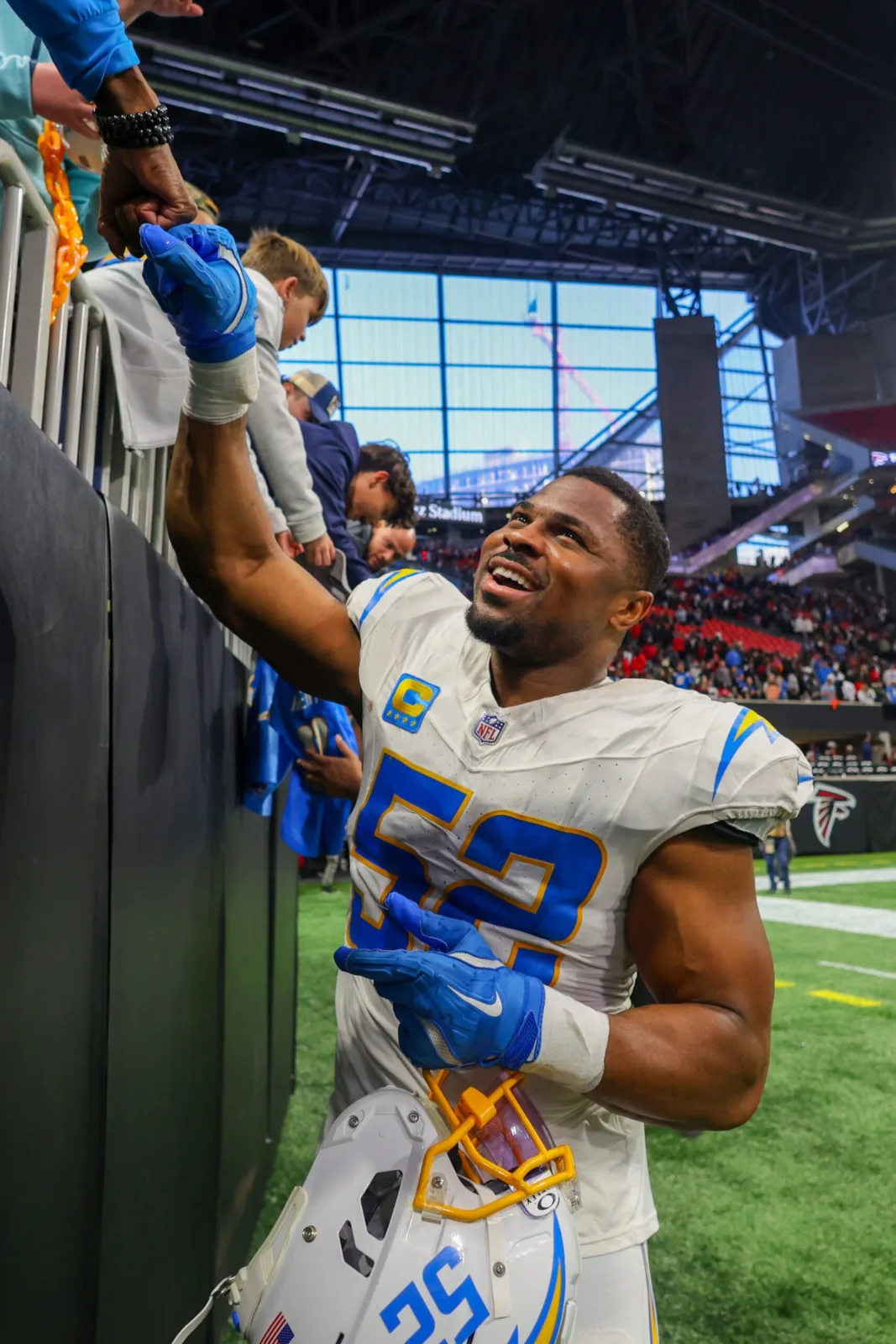 Chargers Satış İşlerini Erletiyor: Khalil Mack ve Wide Receivers İlgi Çekiyor